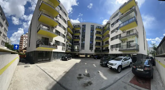 Colțul clădirii finalizate, într-o zonă rezidențială liniștită