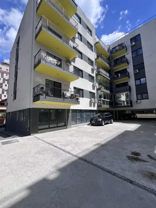 Fațada finisată a blocului din Strada Râmnicu Vâlcea 14A