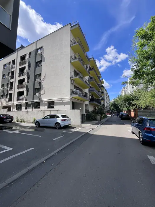 Strada din fața blocului finalizat
