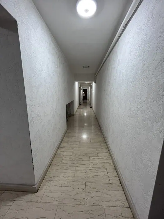 Coridor luminat pe toată lungimea