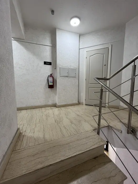 Casa scării cu balustradă de inox