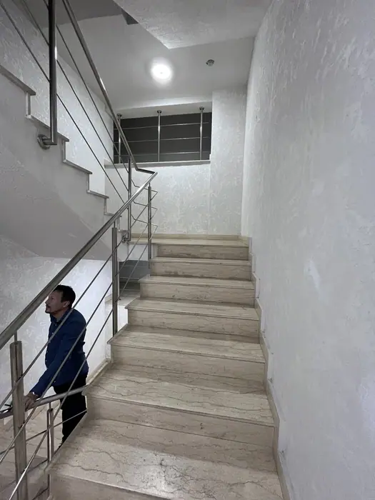 Scara între etaje, finisaje complete