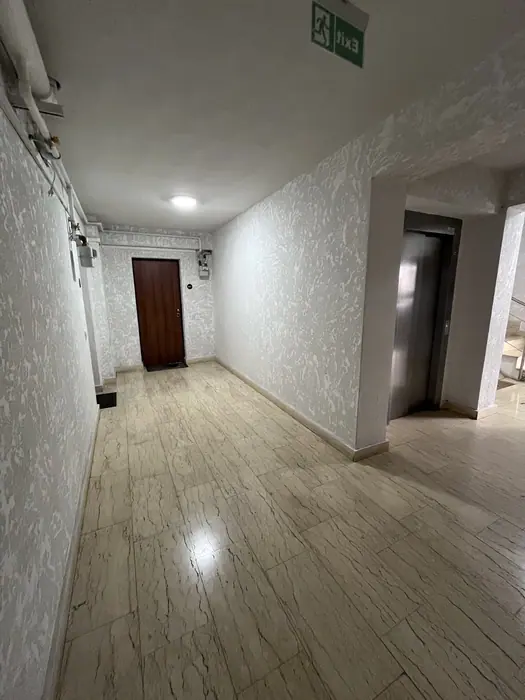 Ușile apartamentelor pe holul finisat