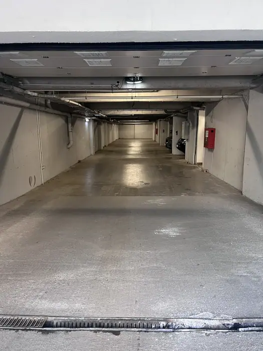 Parcare subterană cu locuri largi